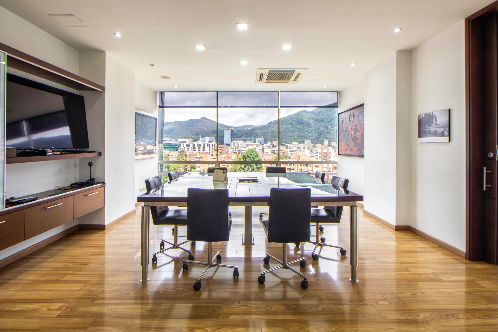 Equipo directivo en una sala de reuniones