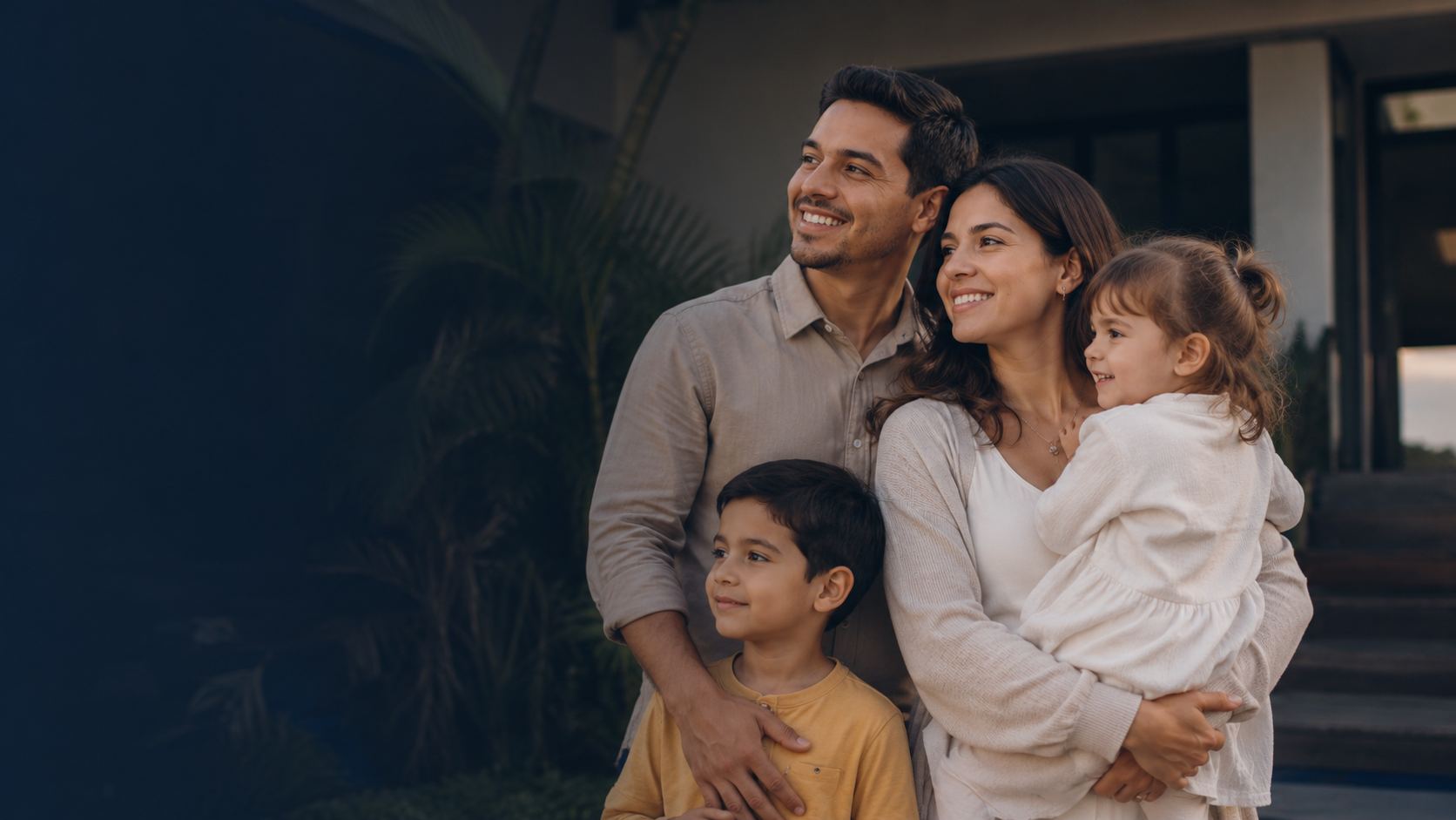 Familia en casa en Panamá — las personas que protege una póliza de salud